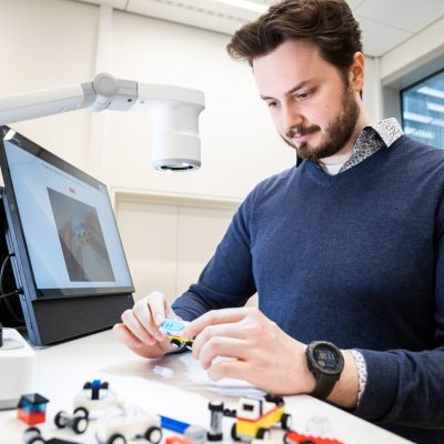 20240212_0262_MA_Fraunhofer_IAO_KODIS Vincent Philipp Göbels (Fraunhofer IAO KODIS) veranschaulicht einen Prozess zur KI-Analyse/-Absicherung am Demonstrator "Lego Vision Factory". Aufgenommen am 12.02.2024 in Heilbronn.
Fotograf: Martin Albermann